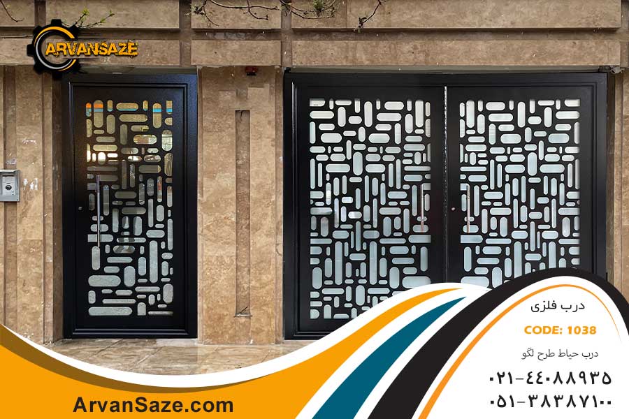 درب تک لنگه ورودی حیاط و درب دو لنگه ماشین رو با طراحی ست مشکی رنگ، نصب شده در ساختمانی ویلایی با نمای سنگ